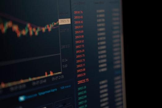 Seorang investor tengah menganalisis data saham di layar digital yang menampilkan grafik serta angka-angka keuangan. Gambar ini merepresentasikan pentingnya akses terhadap informasi yang transparan dan akurat bagi para pelaku pasar modal.
