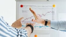 Grafik pertumbuhan menunjukkan tren positif dari sebuah perusahaan yang berhasil melakukan penambahan modal, mencerminkan optimisme investor terhadap potensi ekspansi bisnis di masa depan. Kinerja finansial yang kuat ini menjadi landasan bagi inovasi dan peningkatan layanan bagi konsumen.