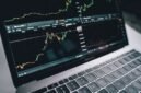 Gambar ini menampilkan grafik pertumbuhan ekonomi yang sedang menanjak, melambangkan optimisme dan potensi ekspansi bisnis yang didorong oleh suntikan modal baru. Visualisasi ini merefleksikan semangat investasi perusahaan-perusahaan besar yang siap membuka babak baru pertumbuhan di Indonesia.