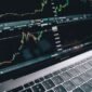 Gambar ini menampilkan grafik pertumbuhan ekonomi yang sedang menanjak, melambangkan optimisme dan potensi ekspansi bisnis yang didorong oleh suntikan modal baru. Visualisasi ini merefleksikan semangat investasi perusahaan-perusahaan besar yang siap membuka babak baru pertumbuhan di Indonesia.