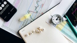 Kalender yang disorot dengan tanggal-tanggal penting dividen, menggambarkan perencanaan strategis investor dalam berburu keuntungan dari pasar saham. Ilustrasi ini menekankan pentingnya melacak jadwal dividen untuk memaksimalkan potensi pengembalian investasi.