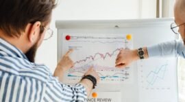 Seorang investor tengah menganalisis grafik kinerja keuangan emiten di layar komputer, menunjukkan pentingnya data dalam membuat keputusan investasi yang tepat di tengah dinamika pasar.