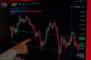 Tampilan antarmuka bursa efek digital yang menampilkan grafik dan data keuangan, merefleksikan pentingnya akses informasi yang transparan dan mudah dijangkau bagi investor modern. Gambar ini menggambarkan bagaimana teknologi memfasilitasi keterbukaan informasi, kunci utama dalam membangun kepercayaan di pasar modal yang dinamis.