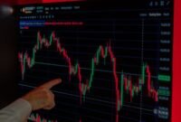 Tampilan antarmuka bursa efek digital yang menampilkan grafik dan data keuangan, merefleksikan pentingnya akses informasi yang transparan dan mudah dijangkau bagi investor modern. Gambar ini menggambarkan bagaimana teknologi memfasilitasi keterbukaan informasi, kunci utama dalam membangun kepercayaan di pasar modal yang dinamis.