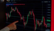 Tampilan antarmuka bursa efek digital yang menampilkan grafik dan data keuangan, merefleksikan pentingnya akses informasi yang transparan dan mudah dijangkau bagi investor modern. Gambar ini menggambarkan bagaimana teknologi memfasilitasi keterbukaan informasi, kunci utama dalam membangun kepercayaan di pasar modal yang dinamis.