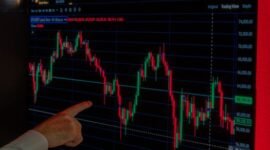 Tampilan antarmuka bursa efek digital yang menampilkan grafik dan data keuangan, merefleksikan pentingnya akses informasi yang transparan dan mudah dijangkau bagi investor modern. Gambar ini menggambarkan bagaimana teknologi memfasilitasi keterbukaan informasi, kunci utama dalam membangun kepercayaan di pasar modal yang dinamis.