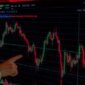 Tampilan antarmuka bursa efek digital yang menampilkan grafik dan data keuangan, merefleksikan pentingnya akses informasi yang transparan dan mudah dijangkau bagi investor modern. Gambar ini menggambarkan bagaimana teknologi memfasilitasi keterbukaan informasi, kunci utama dalam membangun kepercayaan di pasar modal yang dinamis.