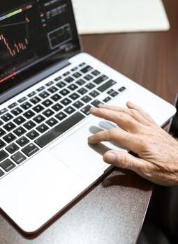Mengurai Tebir Valuasi: Mengapa Harga Saham Bisa Jauh dari yang Dibayangkan?