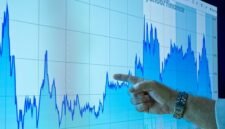 Seorang investor tengah memantau pergerakan grafik harga saham di layar, mencerminkan dinamika pasar modal yang kompleks. Data visual seperti ini menjadi panduan penting bagi setiap individu dalam membuat keputusan investasi yang tepat.