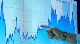 Seorang investor tengah memantau pergerakan grafik harga saham di layar, mencerminkan dinamika pasar modal yang kompleks. Data visual seperti ini menjadi panduan penting bagi setiap individu dalam membuat keputusan investasi yang tepat.
