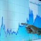Seorang investor tengah memantau pergerakan grafik harga saham di layar, mencerminkan dinamika pasar modal yang kompleks. Data visual seperti ini menjadi panduan penting bagi setiap individu dalam membuat keputusan investasi yang tepat.