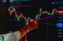 Seorang investor tengah fokus mengamati pergerakan grafik harga saham di layar monitornya, mencari peluang terbaik di tengah dinamika pasar yang terus berubah. Keputusan investasi yang bijak memerlukan analisis mendalam dan ketenangan dalam menghadapi fluktuasi pasar.