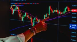 Seorang investor tengah fokus mengamati pergerakan grafik harga saham di layar monitornya, mencari peluang terbaik di tengah dinamika pasar yang terus berubah. Keputusan investasi yang bijak memerlukan analisis mendalam dan ketenangan dalam menghadapi fluktuasi pasar.