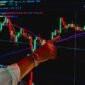 Seorang investor tengah fokus mengamati pergerakan grafik harga saham di layar monitornya, mencari peluang terbaik di tengah dinamika pasar yang terus berubah. Keputusan investasi yang bijak memerlukan analisis mendalam dan ketenangan dalam menghadapi fluktuasi pasar.