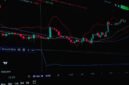 Seorang investor tengah menganalisis grafik pergerakan harga saham, mencerminkan upaya memahami dinamika pasar modal Indonesia yang sering bergejolak. Pergerakan garis pada grafik mengilustrasikan fluktuasi IHSG yang membutuhkan analisis mendalam sebelum mengambil keputusan investasi.