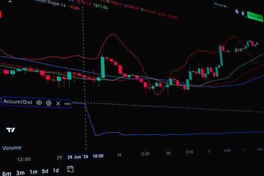 Seorang investor tengah menganalisis grafik pergerakan harga saham, mencerminkan upaya memahami dinamika pasar modal Indonesia yang sering bergejolak. Pergerakan garis pada grafik mengilustrasikan fluktuasi IHSG yang membutuhkan analisis mendalam sebelum mengambil keputusan investasi.