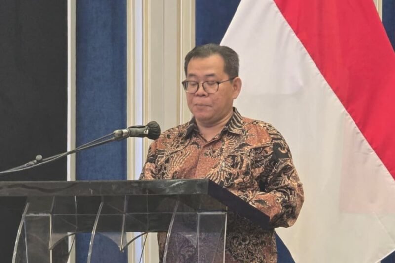 Keterangan foto: Edi Broto Suwarno, Kepala Departemen Pengawasan Lembaga Efek Otoritas Jasa Keuangan (OJK), menyampaikan keynote speech dalam Seminar Nasional Pelaku Pasar Modal & RUAT PROPAMI 2026 di Ballroom Suagi, The Papandayan Hotel, Bandung, Sabtu (26/9/2026).