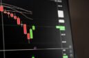 Ilustrasi kalender dengan penanda tanggal-tanggal penting, menunjukkan jadwal pembagian dividen dari berbagai perusahaan di pasar modal yang dinantikan oleh para investor.