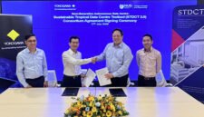 (kiri ke kanan) Mr. Joshua Kyaw Zwa and Mr. Kin Wah Chay of Yokogawa Engineering Asia, and Prof. Lee Poh Seng dan Mr. Ian Loo of NUS pada agreement signing ceremony.