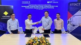 (kiri ke kanan) Mr. Joshua Kyaw Zwa and Mr. Kin Wah Chay of Yokogawa Engineering Asia, and Prof. Lee Poh Seng dan Mr. Ian Loo of NUS pada agreement signing ceremony.