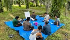 Smallholder farmers take part in a sustainability training session in Subulussalam, Aceh, Indonesia to promote good agricultural practices and responsible palm oil production.