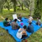 Smallholder farmers take part in a sustainability training session in Subulussalam, Aceh, Indonesia to promote good agricultural practices and responsible palm oil production.