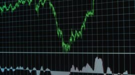 Grafik dan data digital yang ditampilkan di layar bursa efek ini melambangkan arus informasi transparan yang penting bagi setiap investor. Keterbukaan data memungkinkan pengambilan keputusan investasi yang tepat.