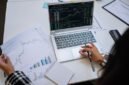 Seorang investor tengah menganalisis grafik pergerakan saham di layar monitor, mencoba membaca prospek dari penawaran saham perdana atau IPO yang baru saja melantai di bursa efek. Pergerakan angka dan garis ini menjadi petunjuk penting bagi pengambilan keputusan investasi mereka.