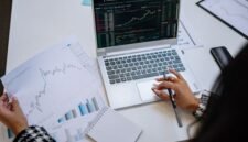 Seorang investor tengah menganalisis grafik pergerakan saham di layar monitor, mencoba membaca prospek dari penawaran saham perdana atau IPO yang baru saja melantai di bursa efek. Pergerakan angka dan garis ini menjadi petunjuk penting bagi pengambilan keputusan investasi mereka.