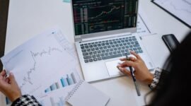 Seorang investor tengah menganalisis grafik pergerakan saham di layar monitor, mencoba membaca prospek dari penawaran saham perdana atau IPO yang baru saja melantai di bursa efek. Pergerakan angka dan garis ini menjadi petunjuk penting bagi pengambilan keputusan investasi mereka.