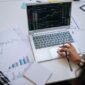 Seorang investor tengah menganalisis grafik pergerakan saham di layar monitor, mencoba membaca prospek dari penawaran saham perdana atau IPO yang baru saja melantai di bursa efek. Pergerakan angka dan garis ini menjadi petunjuk penting bagi pengambilan keputusan investasi mereka.
