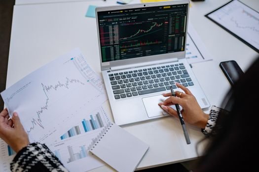Seorang investor tengah menganalisis grafik pergerakan saham di layar monitor, mencoba membaca prospek dari penawaran saham perdana atau IPO yang baru saja melantai di bursa efek. Pergerakan angka dan garis ini menjadi petunjuk penting bagi pengambilan keputusan investasi mereka.