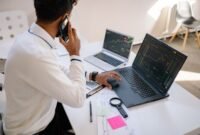 Seorang pebisnis tengah menganalisis grafik finansial di laptop, menunjukkan aktivitas riset mendalam sebelum membuat keputusan investasi. Proses ini merefleksikan pentingnya analisis fundamental dalam memilih saham untuk tujuan jangka panjang.