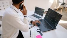 Seorang pebisnis tengah menganalisis grafik finansial di laptop, menunjukkan aktivitas riset mendalam sebelum membuat keputusan investasi. Proses ini merefleksikan pentingnya analisis fundamental dalam memilih saham untuk tujuan jangka panjang.