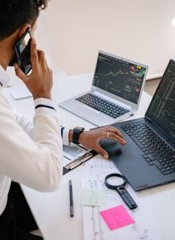 Mengurai Benang Laba: Memahami Analisis Fundamental Saham Jangka Panjang
