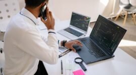 Seorang pebisnis tengah menganalisis grafik finansial di laptop, menunjukkan aktivitas riset mendalam sebelum membuat keputusan investasi. Proses ini merefleksikan pentingnya analisis fundamental dalam memilih saham untuk tujuan jangka panjang.
