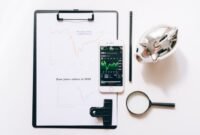 Seorang investor tengah menganalisis data pasar saham pada layar, menggambarkan momen krusial untuk membuat keputusan investasi cerdas terkait jadwal pembagian dividen. Memahami setiap tanggal penting sangat esensial agar tidak melewatkan peluang keuntungan.