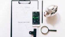 Seorang investor tengah menganalisis data pasar saham pada layar, menggambarkan momen krusial untuk membuat keputusan investasi cerdas terkait jadwal pembagian dividen. Memahami setiap tanggal penting sangat esensial agar tidak melewatkan peluang keuntungan.