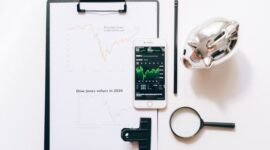 Seorang investor tengah menganalisis data pasar saham pada layar, menggambarkan momen krusial untuk membuat keputusan investasi cerdas terkait jadwal pembagian dividen. Memahami setiap tanggal penting sangat esensial agar tidak melewatkan peluang keuntungan.