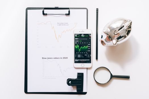 Seorang investor tengah menganalisis data pasar saham pada layar, menggambarkan momen krusial untuk membuat keputusan investasi cerdas terkait jadwal pembagian dividen. Memahami setiap tanggal penting sangat esensial agar tidak melewatkan peluang keuntungan.